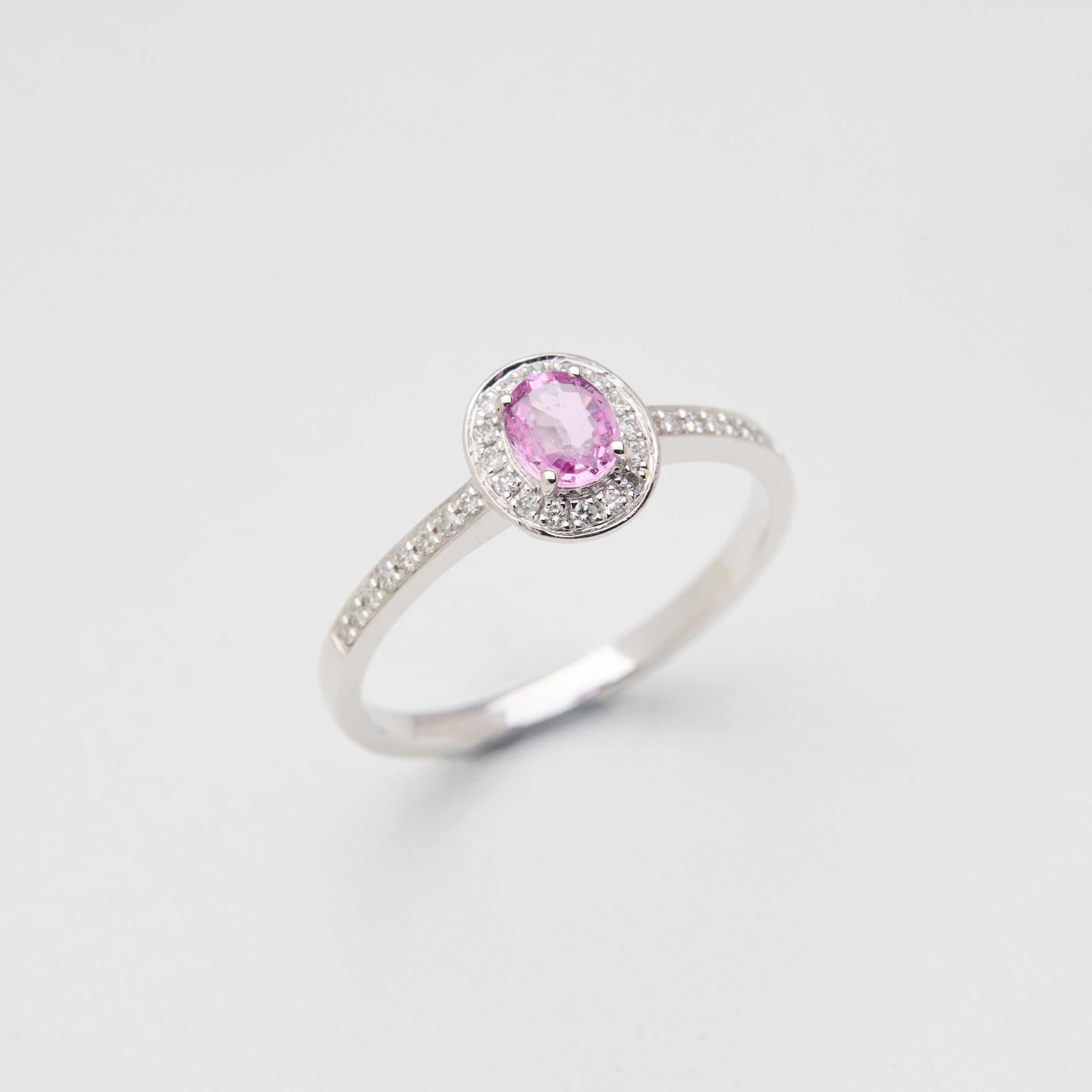 Detail view of Padparadscha pink sapphire in Aura Field ring